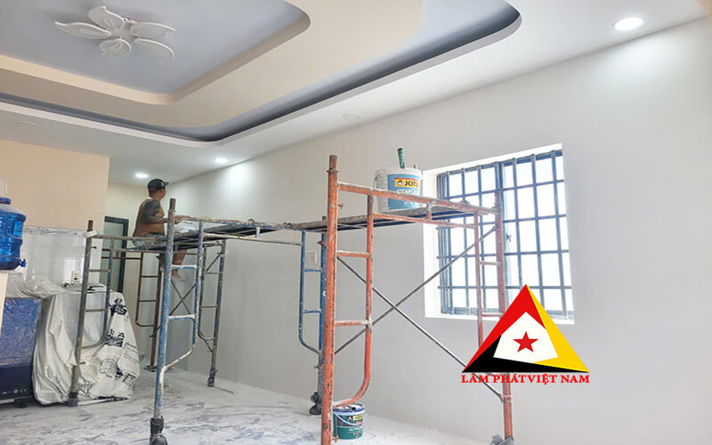 đang tiến hành sơn nước