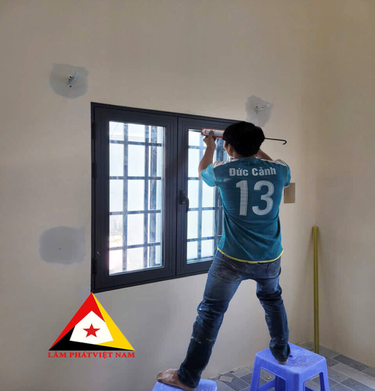 thợ lắp cửa kính cách âm